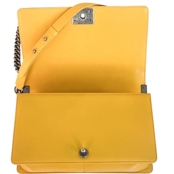 Chanel   Quilted New Medium Boy Flap Bag in yellow - Picture 12 of 16